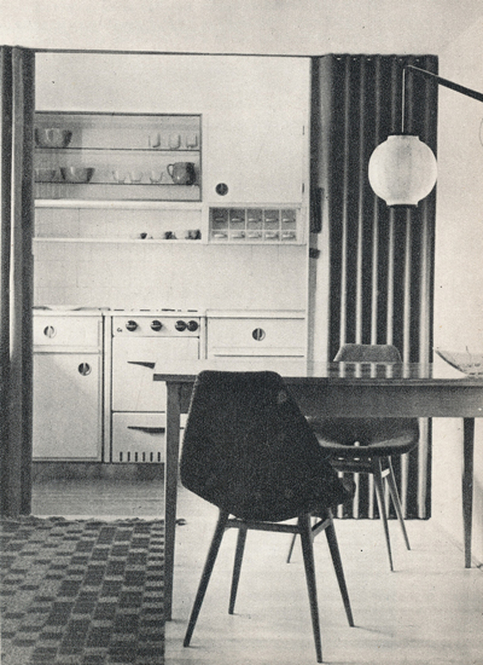 Az „527” jelű lakóépület jellegzetes konyhaképe // Tervező: Mináry Olga, 1960 körül // Fotó: Kiscelli Múzeum Fotótára, Budapest
