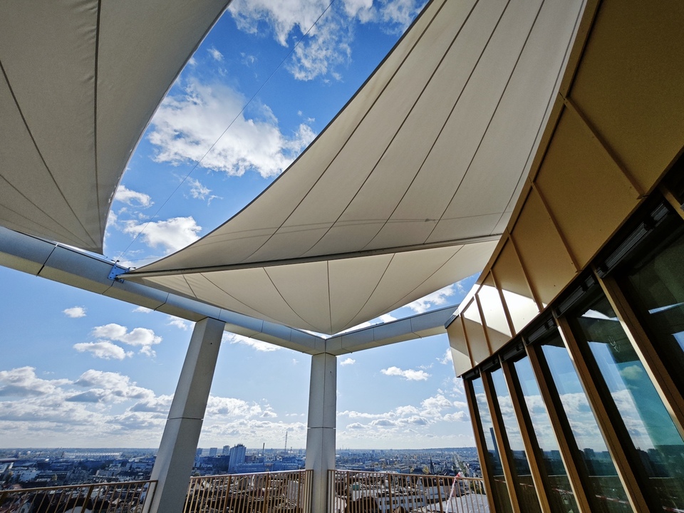 Városi panoráma a Corvinus Campus tetőteraszáról. Építészet: Kis Péter, Baki Áron, Kőműves Márton, Krausz Zsolt, Rantal Gábor, Starkbauer Lilla (PLANT – Atelier Peter Kis). Generáltervező: Keszthelyi Kristóf, Ilku György (Lean Tech Mérnökiroda Kft.). Forrás: Krüllung Kft.
