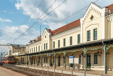 A Trianon utáni határok miatt felértékelődő, és fontos vasúti csomóponttá váló állomás épületét több ütemben bővítették, majd 1933-ra elkészült a Golszeth Béla tervezte új, neobarokk főépület. A régi épület 2016-ra B. Terbe Erzsébet és a Mérték Építészeti Stúdió tervei alapján született újjá.

 
