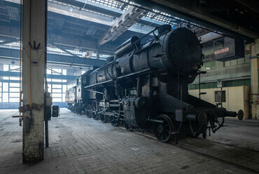 A Közlekedési Múzeum 424.001-es mozdonya elfoglalta helyét az egykori Északi Járműjavítóban, 2021. január 12-én. Fotó: Nyitrai Dávid / Közlekedési Múzeum.

