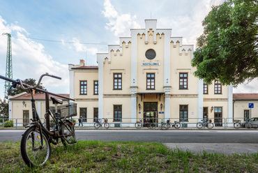 Mezőberényben a kétegyházival azonos épület áll. Azzal összevetve jól látszik a 19. század vasúti építészetének egyik jellegzetessége, az épület két oldalán, a város és a vasút irányában is azonos homlokzat.
