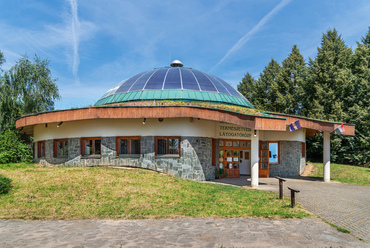 A 2006-ban épült kőszegi Bechtold István Természetvédelmi Látogatóközpont homlokzata a klasszikus, zöldes árnyalatú csatári kő egyik kortárs alkalmazásával.

 
