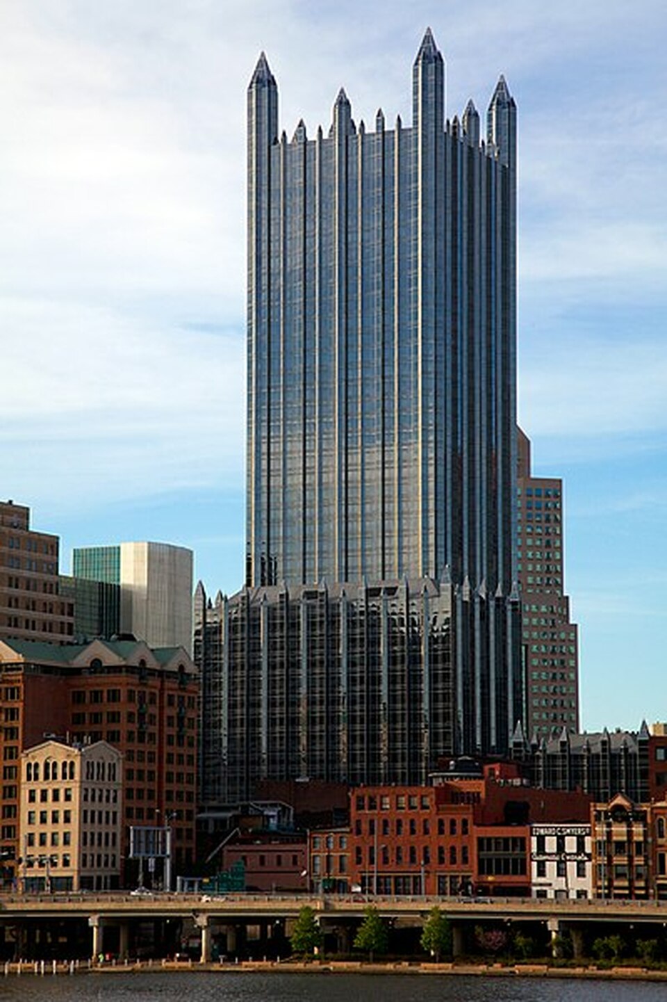 Philip Johnson, John Burgee – PPG Place (irodaház), Pittsburgh, 1984
