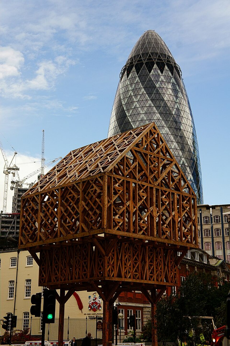 Paleys upon Pilers – Studio Weave, 2012 (a háttérben a Foster+Partners 