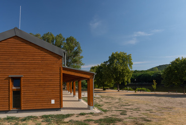 Pavilonépület a fóti Somlyó-tó partján. Tervező: Axis Építésziroda Kft. Fotó: Salamin Miklós
