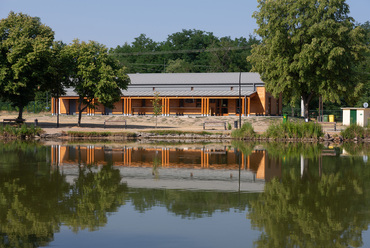 Pavilonépület a fóti Somlyó-tó partján. Tervező: Axis Építésziroda Kft. Fotó: Salamin Miklós
