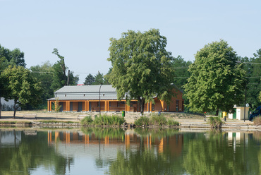 Pavilonépület a fóti Somlyó-tó partján. Tervező: Axis Építésziroda Kft. Fotó: Salamin Miklós
