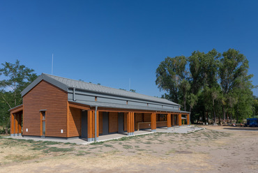 Pavilonépület a fóti Somlyó-tó partján. Tervező: Axis Építésziroda Kft. Fotó: Salamin Miklós
