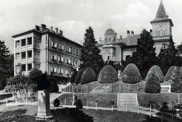 Balatonfüred, Honvéd utca 2-4., Honvéd tiszti üdülő, előtérben Horthy Miklós mellszobra. Felvétel éve: 1943 / Forrás: Fortepan 162492 / Iharos Sándor
