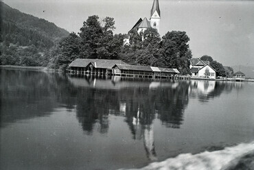 Ausztria, Maria Wörth, a község temploma (Pfarrkirche St. Primus und Felician) a Wörthi-tóról nézve. Felvétel éve: 1935 / Forrás: Fortepan 146094 / Sattler Katalin
