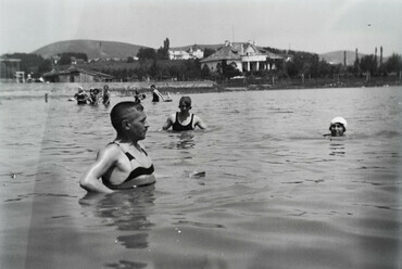 Balatonfüred, Esterházy strand. Háttérben a Peremartoni-Mädy villa, fölötte a Baradlai villa. Felvétel éve: 1933 / Forrás: Fortepan 129890 / Ladinek Viktor
