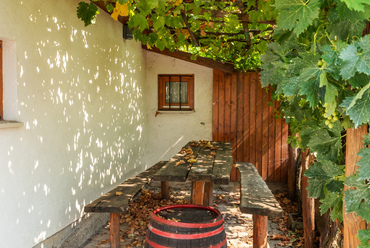 A szőlővel befuttatott pergolák nem csak a turistákat váró, dekoratív pihenőhelyek, de a helyi termelők közösségi életének is fontos helyszínei.

 
