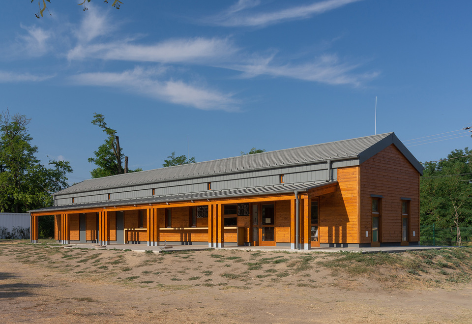 Pavilonépület a fóti Somlyó-tó partján. Tervező: Axis Építésziroda Kft. Fotó: Salamin Miklós
