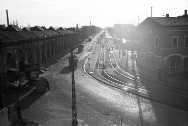 Váci út az Újpesti vasúti hídról nézve. Balra az Újpest kocsiszín, jobbra a Bagolyvár (az újpesti lóvasút első indóháza), 1960. Forrás: Fortepan / UVATERV
