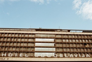 Hotel Jugoslavija, Belgrád, Szerbia. Az eredeti pályázati terveket Lavoslav Horvat, Mladen Kauzlarić és Kazimir Ostrogović készítette 1947-ben, az épület azonban csak az 1960-as években valósult meg Horvat módosított tervei szerint, 1969-ben adták át. Fotó: Gellért Dániel
