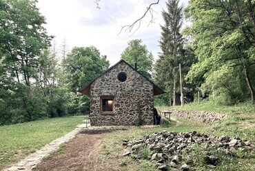 Megérkezés. Erdőszélen kőház. Szarvaskő, Nyugodó dűlő. Tervezés és fotó: Molnár Csenge Virág.
