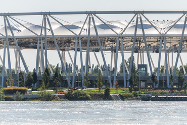 Az Atlétikai stadion körüli közpark a nyár végére lényegében elkészült, de az augusztus 31-re beharangozott megnyitása még várat magára. A víz alá került parti sétányon várhatóan bőven akad majd extra tennivaló az ár levonulása után, a végén azonban a város egy új, zöld Dunaparttal gazdagodik majd.

 
