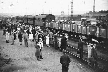 Kelenföldi pályaudvar, a Haditudósító század bevagonírozott gépjárművei, 1942. Forrás: Fortepan / Konok Tamás id
