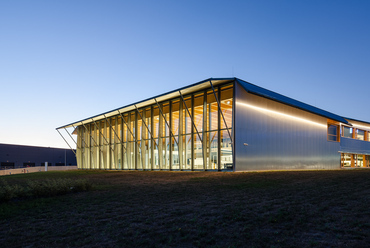 TRUMPF Gödöllő showroom. Építészet: Barlow Leibinger & Óbuda Group
