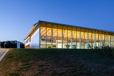 TRUMPF Gödöllő showroom. Építészet: Barlow Leibinger & Óbuda Group
