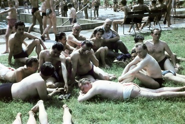 Mesteriskolások a strandon, 1955. Fotó: Fortepan / Csaba László örökösei
