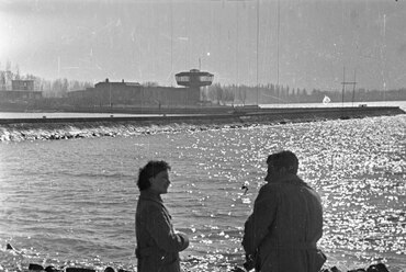 Siófok, kikötő, háttérben a meteorológia állomás, 1957. Forrás: Fortepan 199544 / Bauer Sándor
