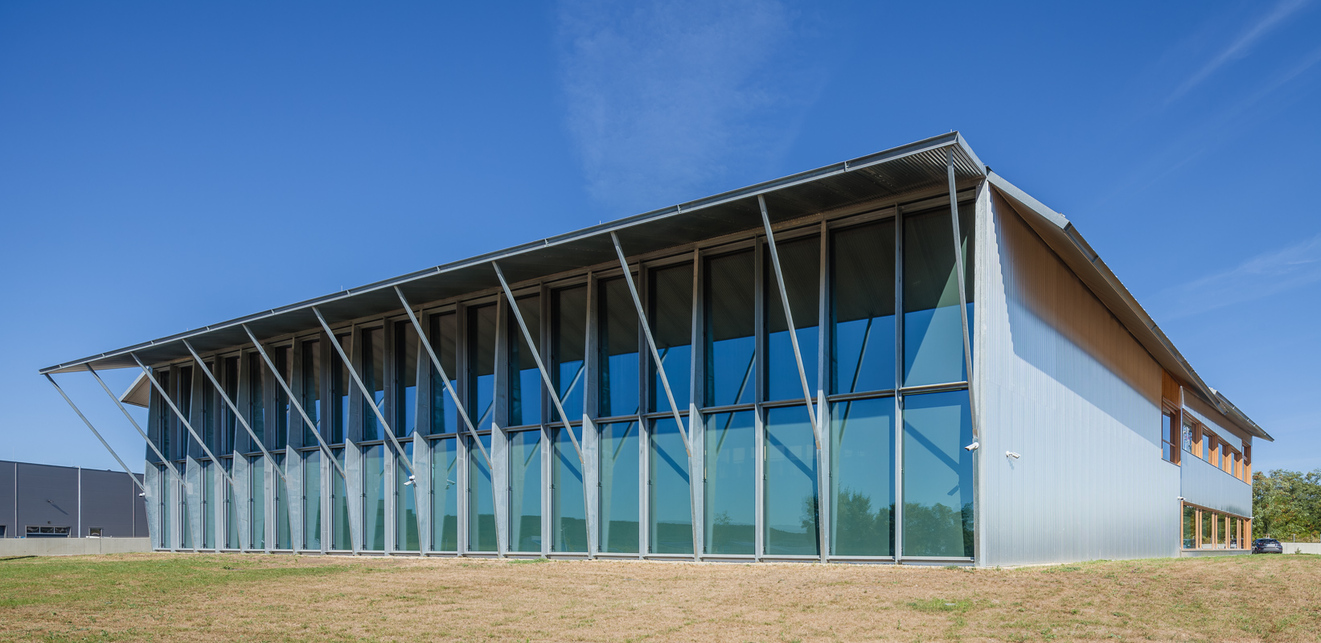 TRUMPF Gödöllő showroom. Építészet: Barlow Leibinger & Óbuda Group
