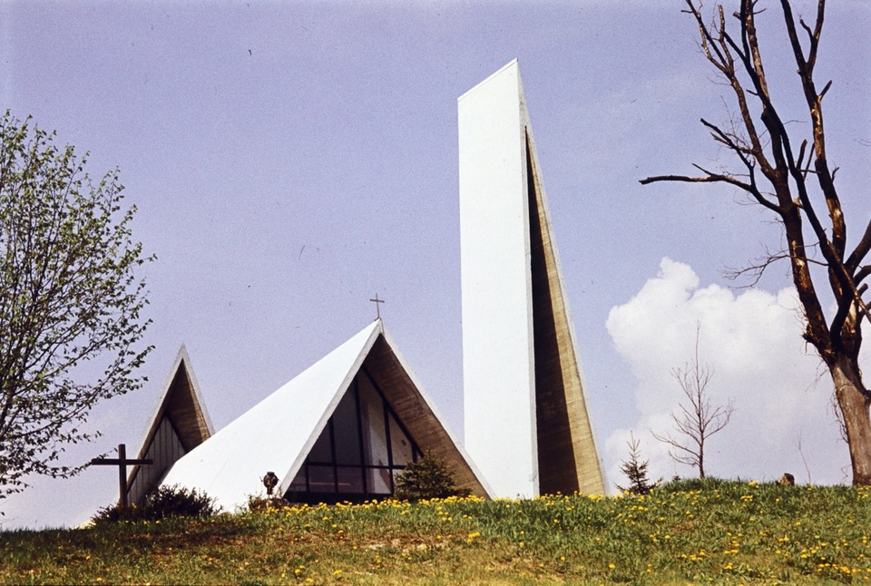 A hollóházi Szent László templom 1967-ben. Fotó: Fortepan / Csaba László örökösei
