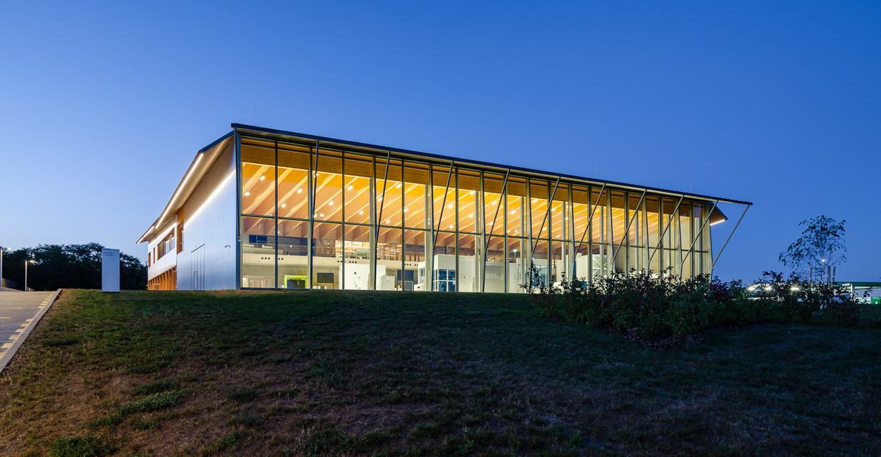 TRUMPF Gödöllő showroom. Építészet: Barlow Leibinger & Óbuda Group
