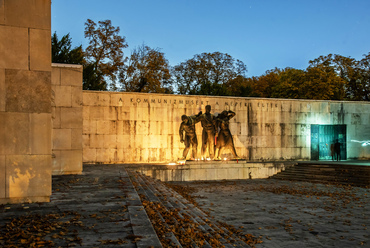 A sírkert nyugati oldalán áll az egyik legnagyobb alapterületű emlékhely, a munkásmozgalmi pantheon, 1958-as építéséhez néhány korábbi parcella megszüntetésére is szükség volt. A kizárólag urnasírokat tartalmazó emlékmű építésze a sokoldalú Körner József volt, akinek munkásságát korábbi képgalériánkban foglaltuk össze.
