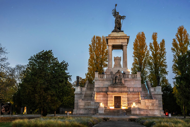 Gerster Kálmán építész és Strobl Alajos szobrászművész közös alkotása 1902-ben nyerte el a síremlékre kiírt tervpályázatot, a helyszín pedig a Kossuth család több tagjának is nyughelye lett. A különleges építmény felső szintje kívül szabadon bejátható.
