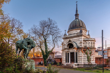 A salgótarjáni úti kerítés sarkában áll a temető egyik leggazdagabb díszítésű síremléke, a Ganz-mauzóleum. Az 1867-ben elhunyt ipari vezető és feltaláló számára Ybl Miklós tervezett neoreneszánsz emlékhelyet, ami 1869-re készült el.
