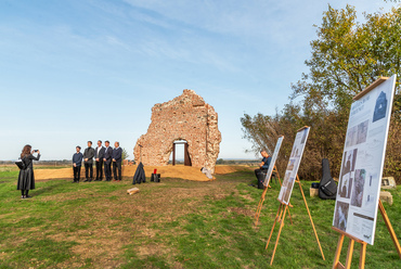 Alig három hónappal a csákányospusztai esemény után egy újabb templomrom átadására került sor, ezúttal a Balaton déli partjának közelében, Somogyszentpál határában.
