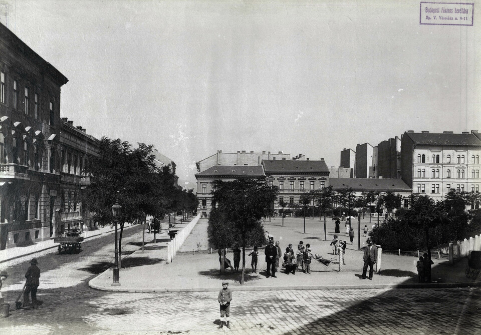 Almássy tér az Almássy utca felől nézve. A felvétel 1894 körül készült. Forrás: Fortepan / Budapest Főváros Levéltára. Levéltári jelzet: HU.BFL.XV.19.d.1.07.042
