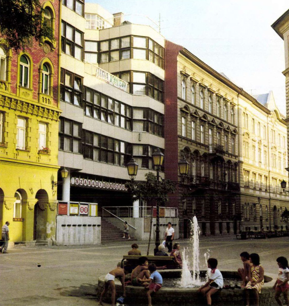 Utcai homlokzat. Forrás: Arcanum, Magyar Építőművészet, 1986, 1. szám
