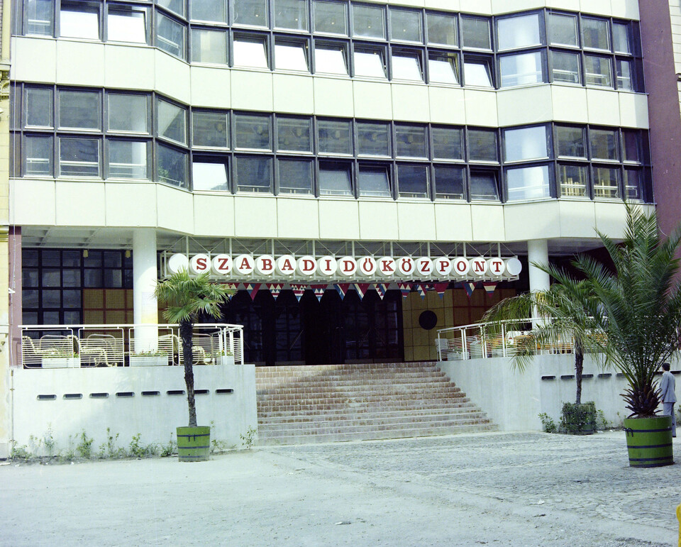 Almássy tér, a Szabadidőközpont, 1985. Forrás: Fortepan / Artfókusz
