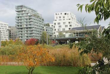 A Clichy-Batignolles ökonegyed összképe az új központi park felől, előtérben az egyik megtartott ipari épület, mely egyfajta közösségi ház, étkezdékkel, programokkal, Párizs 17. kerület. / Benkő Melinda, 2024
