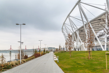 A stadion mellett megszakítás nélkül vezet az új parti sétány, a Petőfi hídtól egészen idáig.

 
