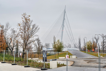 A sétány másik folytatása a stadionnal egy időben átadott osztószigeti hídon át vezet a park folytatásának irányába, Csepel felé. Bár a híd már a világbajnokság idején is szolgálta a sportolókat és szervezőket, decemberben még ugyancsak zárva maradt a nagyközönség előtt.
