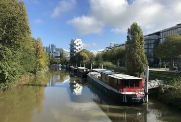 Nagy Párizs egyik első ökonegyede, a Des Bords de Seine a Szajna mentén, a Saint-Germain sziget közparkjával szemben lévő volt szeméttelep helyére épült fel, Issy-les-Moulineaux. / Benkő Melinda, 2024
