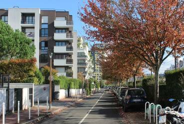 A Des Bords de Seine ökonegyed mentén halad el a volt ipari vágányokat használó új T2 villamosvonal, Issy-les-Moulineaux. / Benkő Melinda, 2024
