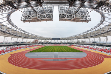 A néhány hét alatt elbontott felső lelátó eltűnésével feltárult a stadion saját, száz év élettartamra tervezett szerkezete.
