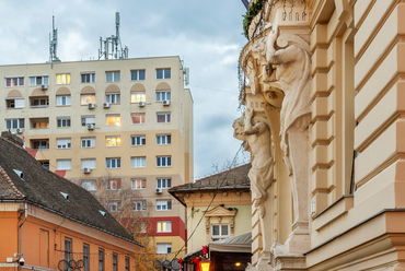 Főtéri részlet 200 év általánosan elterjedt építészetével.
