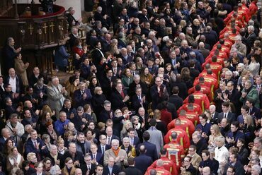 Tűzoltók, mentősök és a helyreállítási munkálatokban részt vevő munkások felvonulnak az öt éve tűzvész áldozatává vált párizsi Notre-Dame-székesegyház újranyitása alkalmából rendezett ünnepségen 2024. december 7-én (Fotó: MTI/EPA/AFP pool/Ludovic Marin)
