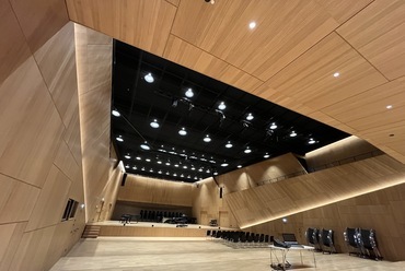 Tauber Philharmonie (Weikersheim, Németország). Építészet: HENN Stúdió (München, Németország). Felhasznált termék: Knauf Ceiling Solutions / DESIGNBOARD Wood. Fotó: Stefan Ernst. Forrás: Knauf Ceiling Solutions
