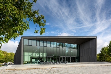 Tauber Philharmonie (Weikersheim, Németország). Építészet: HENN Stúdió (München, Németország). Felhasznált termék: Knauf Ceiling Solutions / DESIGNBOARD Wood. Fotó: Stefan Ernst. Forrás: Knauf Ceiling Solutions
