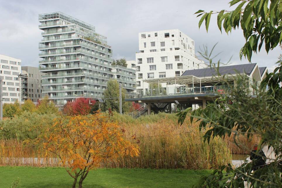 A Clichy-Batignolles ökonegyed összképe az új központi park felől, előtérben az egyik megtartott ipari épület, mely egyfajta közösségi ház, étkezdékkel, programokkal, Párizs 17. kerület. / Benkő Melinda, 2024
