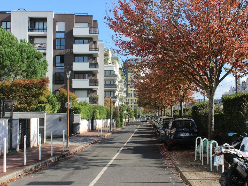 A Des Bords de Seine ökonegyed mentén halad el a volt ipari vágányokat használó új T2 villamosvonal, Issy-les-Moulineaux. / Benkő Melinda, 2024
