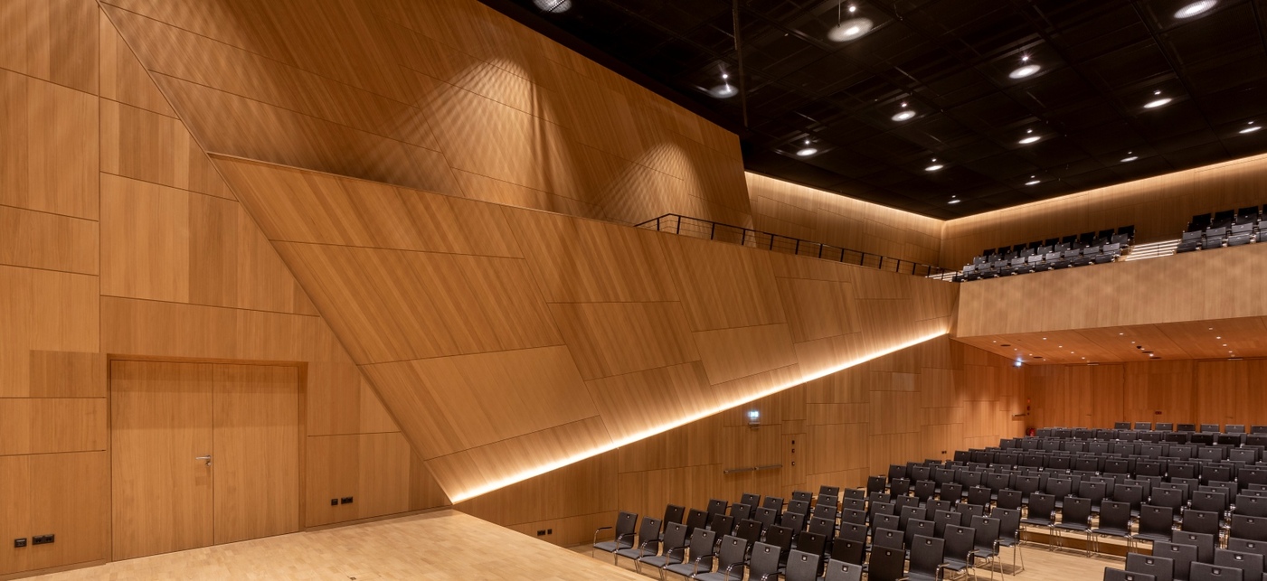 Tauber Philharmonie (Weikersheim, Németország). Építészet: HENN Stúdió (München, Németország). Felhasznált termék: Knauf Ceiling Solutions / DESIGNBOARD Wood. Fotó: Stefan Ernst. Forrás: Knauf Ceiling Solutions
