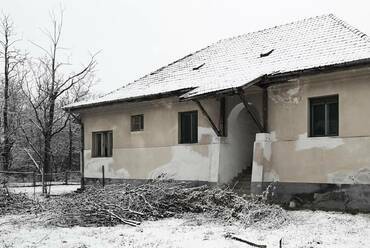 Kápolnai-dűlői tanyasi iskola a felújítás előtt. 2019. Fotó: Bordás Mónika.
